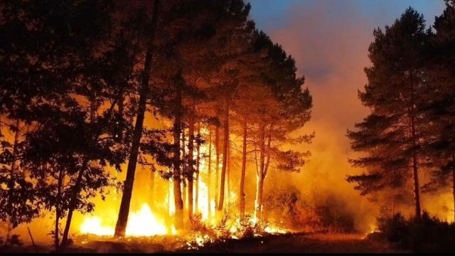 Fotografía del incendio en San Pedro de Cansoles, una localidad del municipio de Guardo (Palencia), tomada por un vecino.