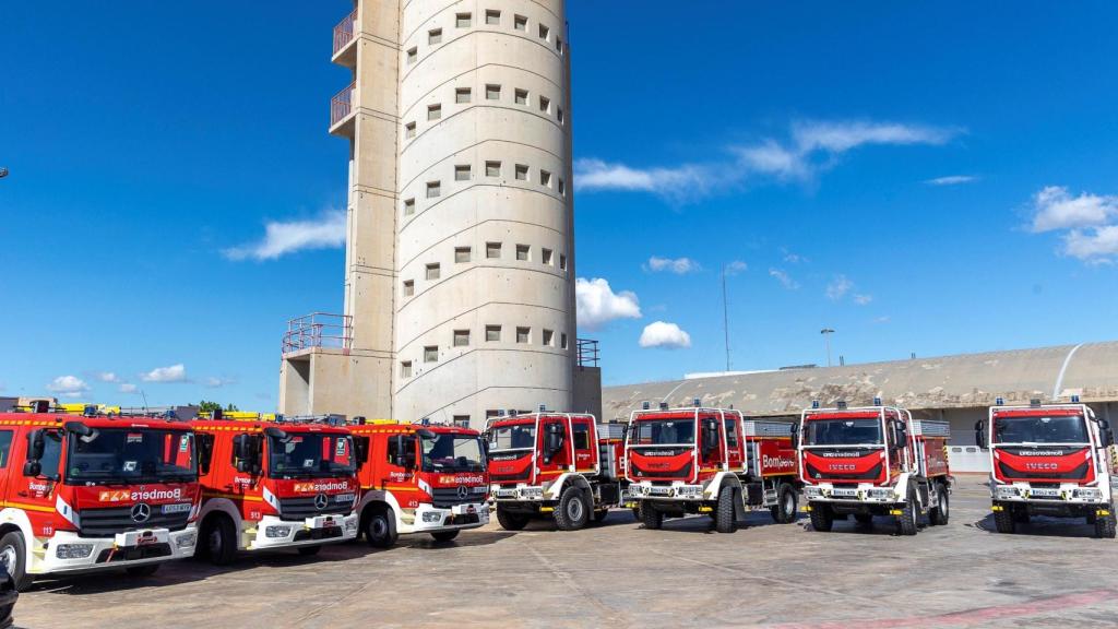 Una vista de los vehículos de bomberos con que cuenta la Diputación de Alicante.
