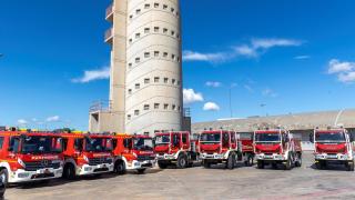 Una vista de los vehículos de bomberos con que cuenta la Diputación de Alicante.