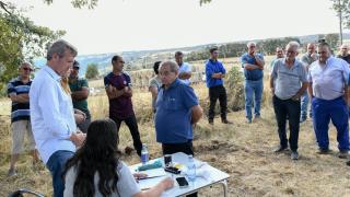 El presidente de la Xunta, Alfonso Rueda, visita uno de los repartos de alimentación para ganado en Chandrexa de Queixa (Ourense).