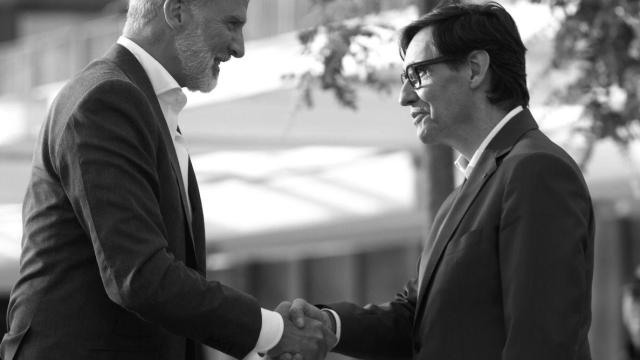 Felipe VI saluda a Salvador Illa.