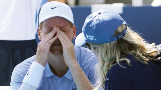 Sinner, con las manos en el rostro tras retirarse en la final contra Cincinnati.