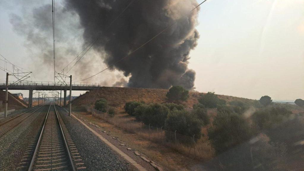 Humo causado por el incendio cercano a las vías del tren.