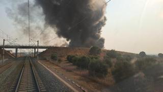 Humo causado por el incendio cercano a las vías del tren.