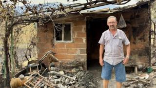 Ángel Gil, vecino de Jarilla, el epicentro del mayor incendio que arrasa en Extremadura, posa para EL ESPAÑOL en la puerta de su casa, aún con cenizas.