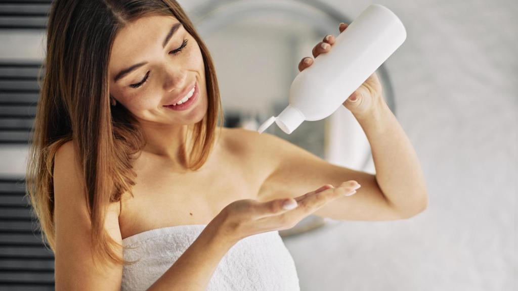 El shampoo de L'Oréal sin sulfatos y con romero que es ideal para el cabello seco y Walmart vende a menos de 10 dólares