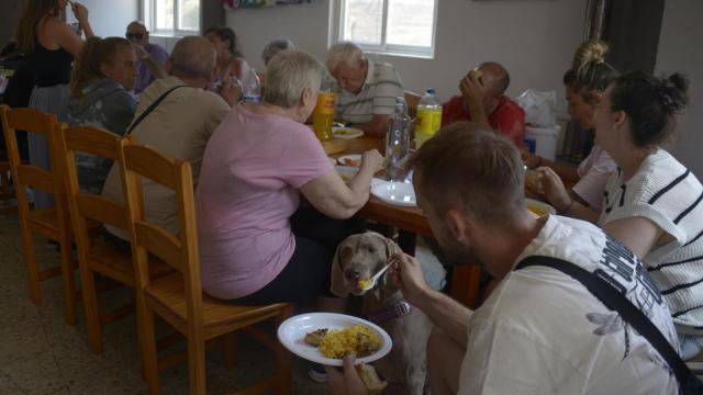 Varios vecinos comen juntos en Cernego en Villamartín de Valdeorras, Ourense.