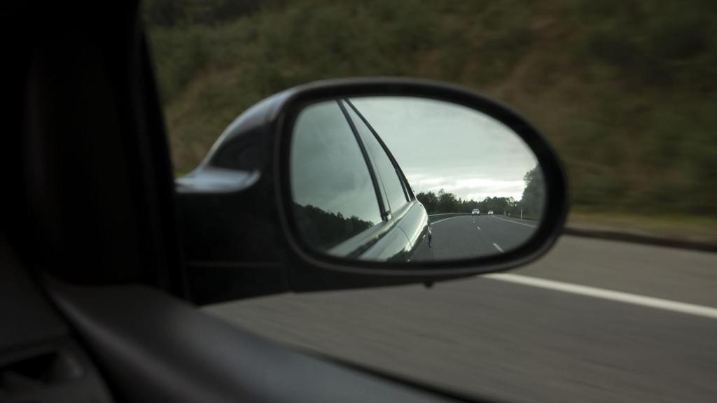 Imagen de un espejo retrovisor.