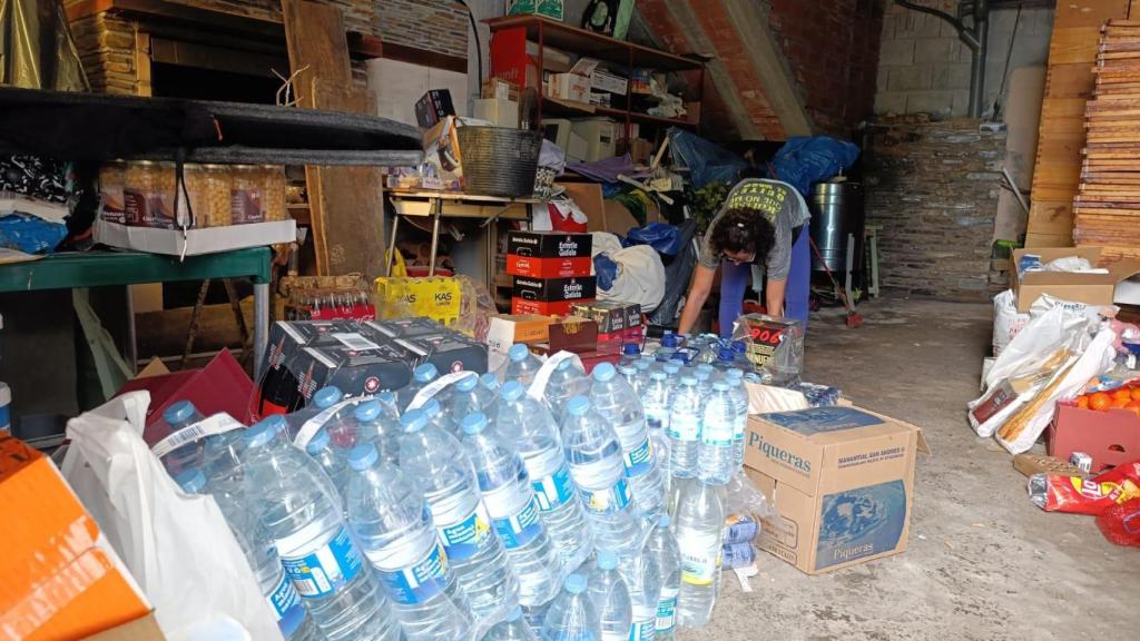 Silvia, vecina de Oencia, se prepara para subir varias cajas de víveres en camionetas.