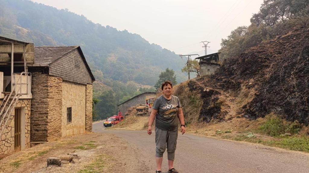 Pilar Cuadrado, junto a su casa y al lugar que ardió.