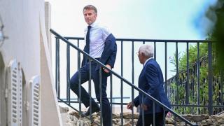 Macron y António Costa caminan tras una reunión en línea con otros líderes europeos en Fort de Bregancon, en Bormes-les-Mimosas, Francia, el 13 de agosto de 2025.