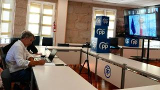 El líder del PP, Alberto Núñez Feijóo, durante una reunión telemática con otros dirigentes del PPE.