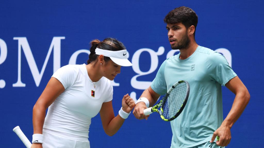 Alcaraz y Raducanu, durante el dobles mixto del US Open.