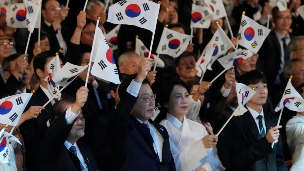 El presidente surcoreano, Lee Jae Myung , y su esposa, Kim Hea Kyung, durante el 80 aniversario de la liberación de Corea del dominio colonial japonés, en Seúl el pasado viernes.