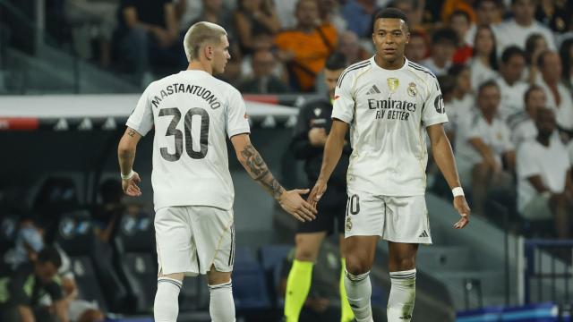 Mastantuono y Mbappé se felicitan por una acción.