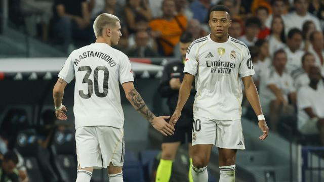 Mastantuono y Mbappé se felicitan por una acción.