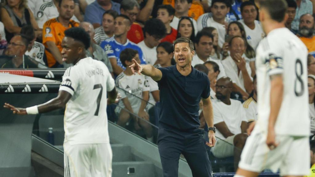 Xabi Alonso dando instrucciones durante el Real Madrid - Osasuna