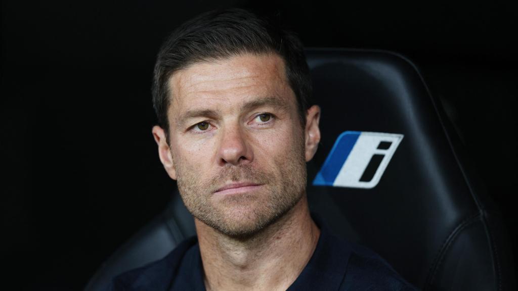 Xabi Alonso, en el banquillo antes del comienzo del partido ante Osasuna.