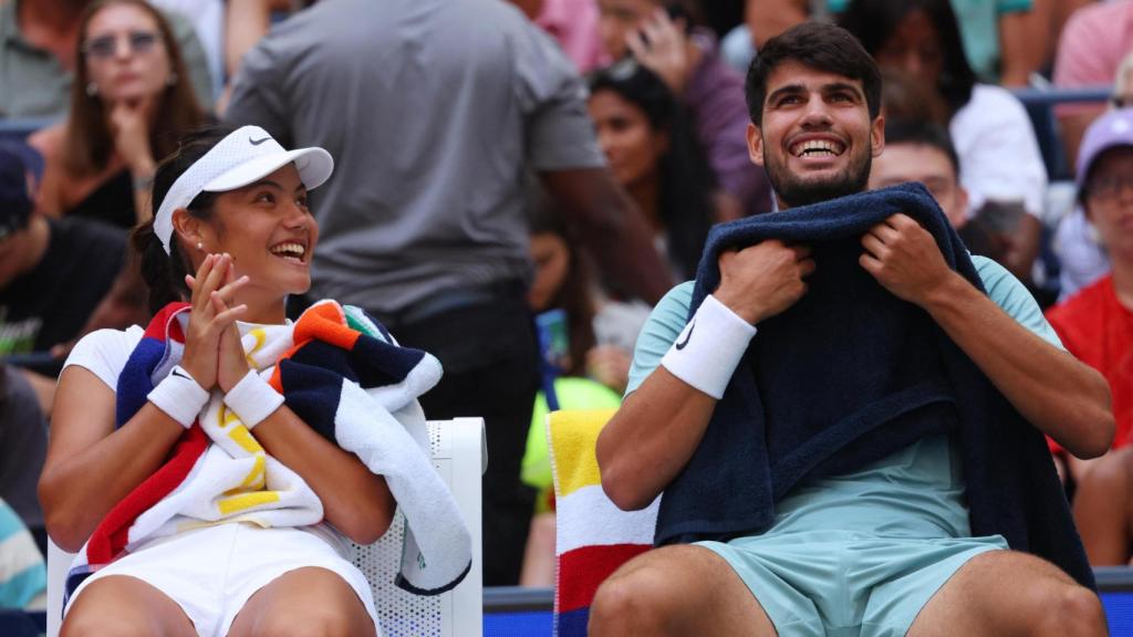 Carlos Alcaraz, junto a Emma Raducanu en el dobles mixto del US Open.