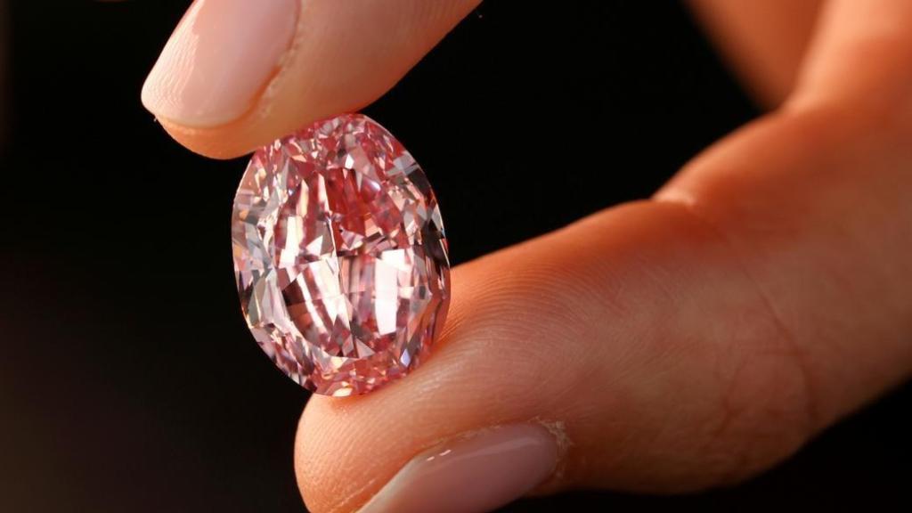 Imagen de archivo de un diamante rosa.