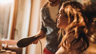 Imagen de archivo de una chica en la peluquería.