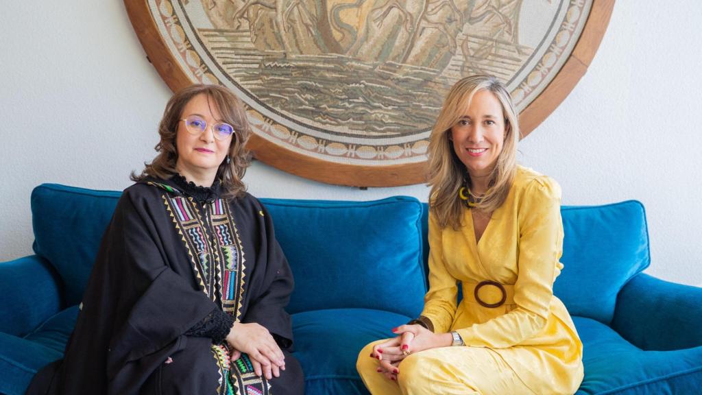 La diplomática tunecina  junto a Marlen Estévez, presidenta de Women in a Legal World.