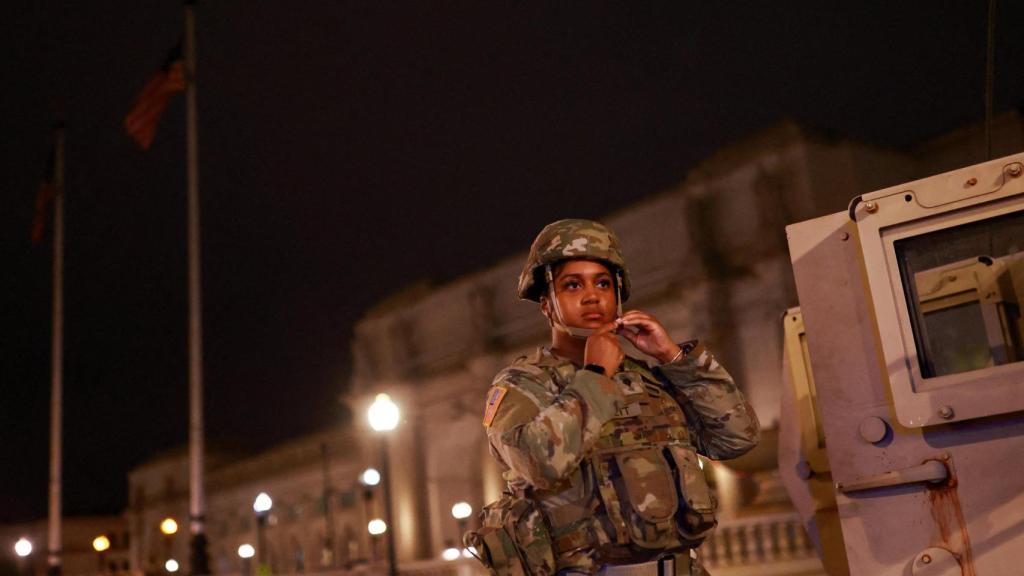 Guardia Nacional patrullando frente a Union Station tras el despliegue ordenado por Trump en Washington DC, el 18 de agosto de 2025.