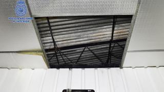 Imagen de archivo de un agujero en el techo que se hizo para asaltar un establecimiento por el método 'rififí'.