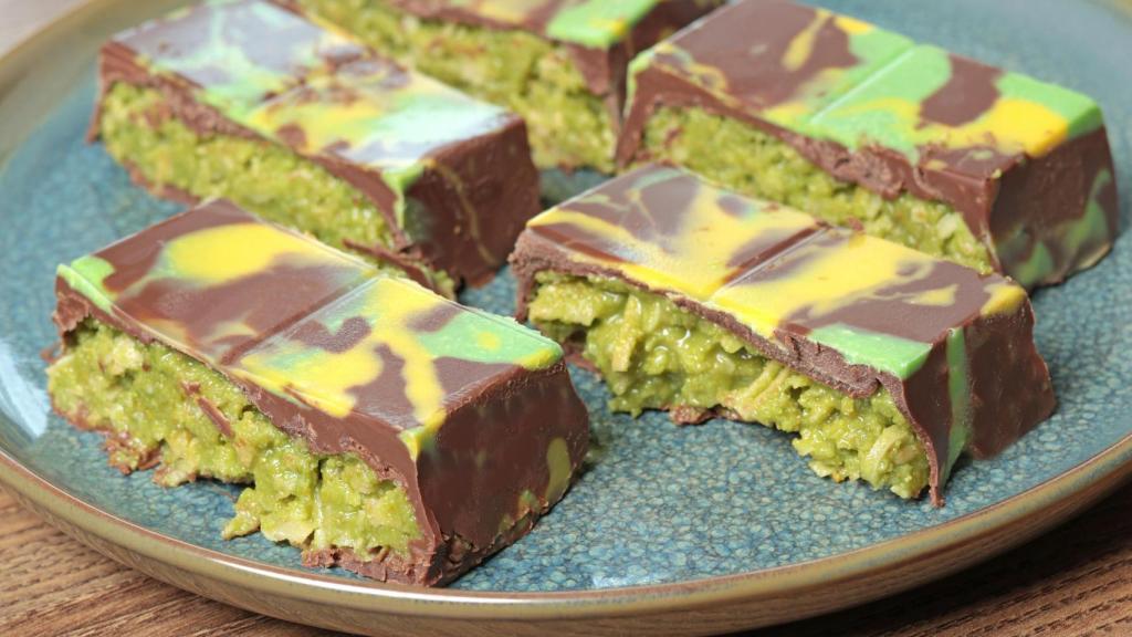 Unos trozos de una tableta de chocolate Dubái.