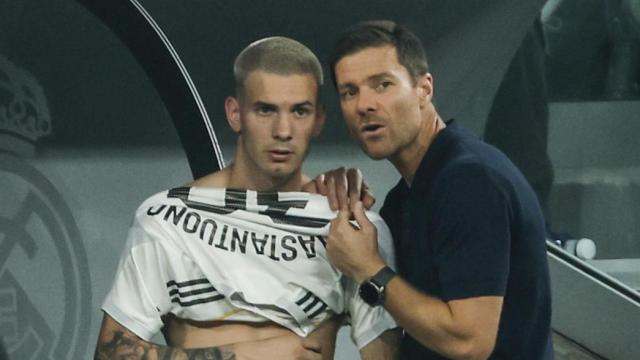 Mastantuono escucha a Xabi Alonso antes de su debut con el Real Madrid