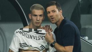 Mastantuono escucha a Xabi Alonso antes de su debut con el Real Madrid