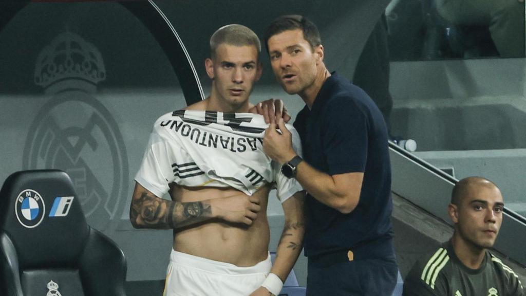 Mastantuono escucha a Xabi Alonso antes de su debut con el Real Madrid