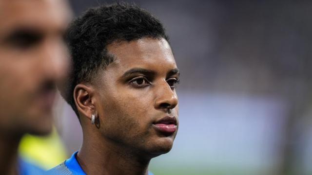 Rodrygo, calentando con el Real Madrid.