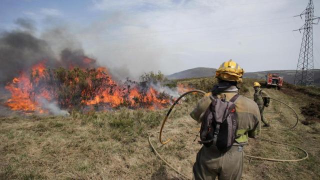 Imagen de archivo de efectivos de la Xunta con base en Becerreá extinguiendo las llamas en un incendio forestal, a 29 de marzo de 2023, en Baleira, Lugo