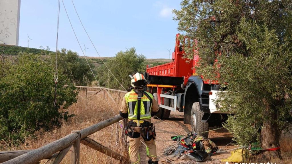 Los Bomberos  de la DPZ trabajando en el rescate de la mujer de 20 años en el pozo de los Aines (Grisel)