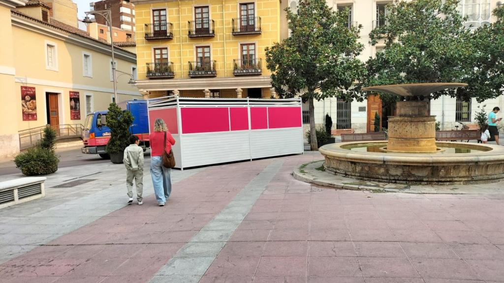 Una de las primeras casetas de la Feria de Día de Valladolid instaladas en la Plaza Santa Ana