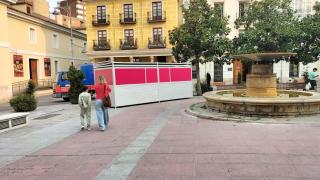 Una de las primeras casetas de la Feria de Día de Valladolid instaladas en la Plaza Santa Ana