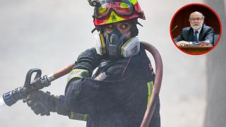 Un bombero de la Comunidad de Madrid y Jesús Casas, presidente de Tragsa.