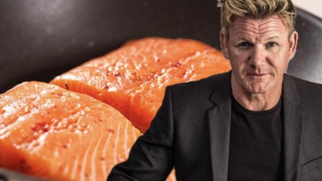 El chef Gordon Ramsay y dos lomos de salmón en una sartén.