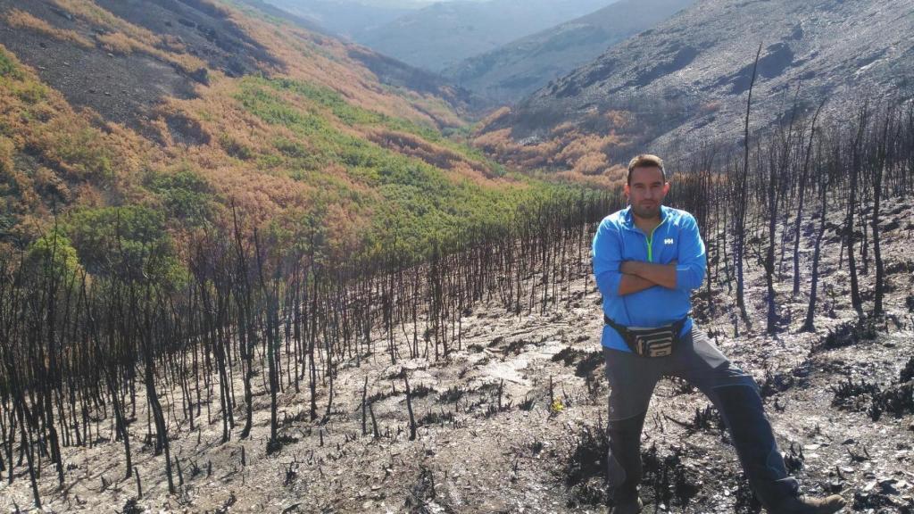 El doctor de la ULE José Manuel Fernández Guisuraga en uno de los terrenos afectados por los incendios