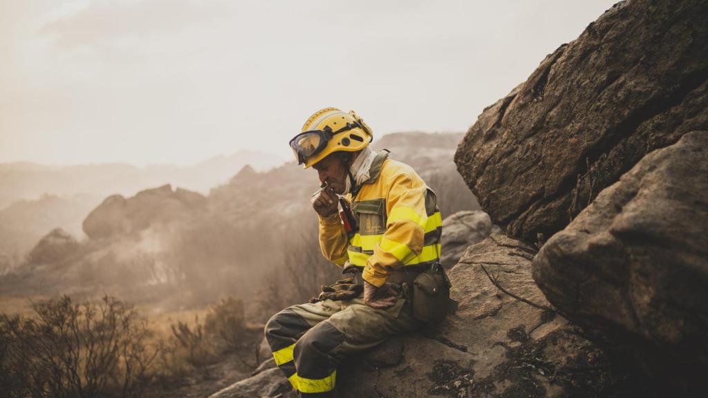 Daniel fuma en zona segura esperando con el resto del equipo a ver la evolución del fuego.