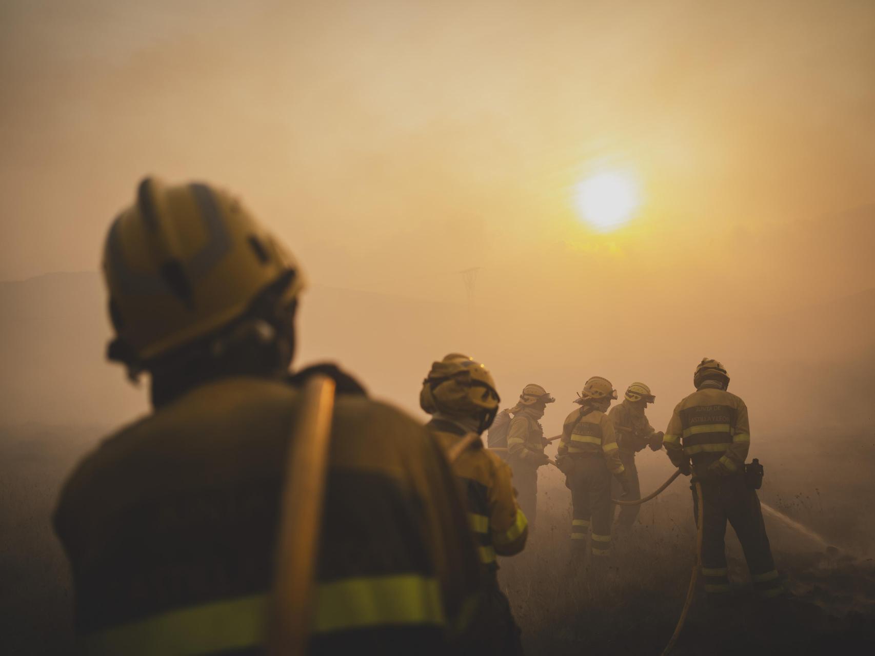 El equipo de extinción de Irene lucha en Valdeinfierno contra el fuego para que no avance y pase al otro lado del camino.