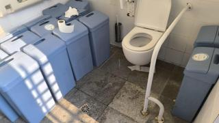 Estado de uno de los aseos con papeleras higiénicas sucias acumuladas y papel en el suelo, la mañana de este miércoles.