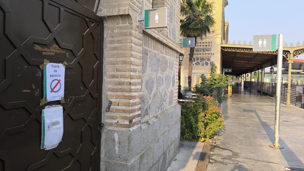 El baño de mujeres de la estación fuera de servicio.