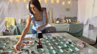 Laura Fernández coloca algunas de sus piezas en su tienda, ubicada en el garaje de su abuela en Mózar de Valverde