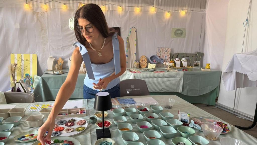 Laura Fernández coloca algunas de sus piezas en su tienda, ubicada en el garaje de su abuela en Mózar de Valverde