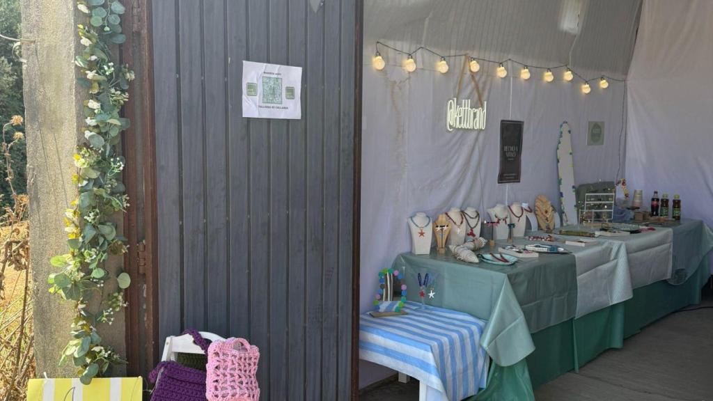 La puerta de la tienda, en el garaje de su abuela en Mózar de Valverde
