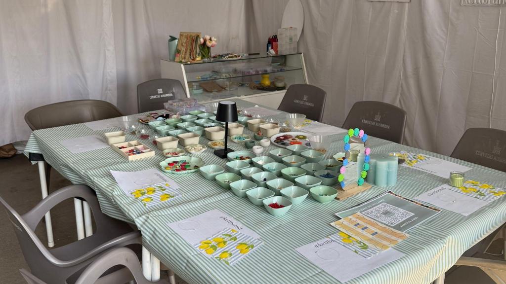 Mesa preparada para uno de los talleres que Laura imparte en KETT