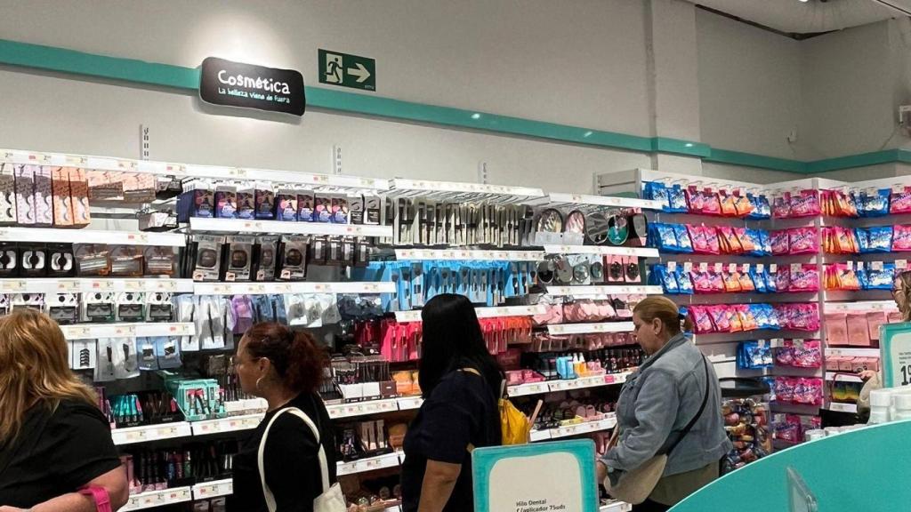 Clientes en la inauguración de la tienda Normal.