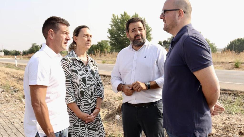Paco Núñez en rueda de prensa y la CM-101 de fondo